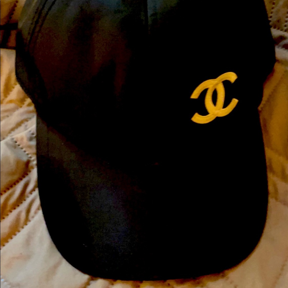 C hat black and white